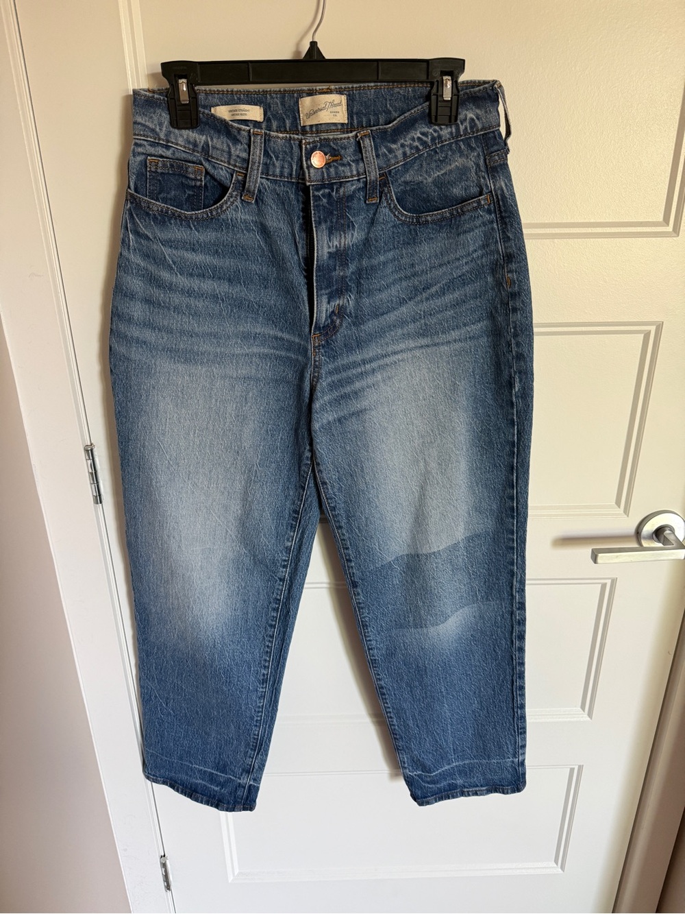 Universal Thread Women's Straight Leg Jeans in Light Blue Wash - Picture 2 of 4